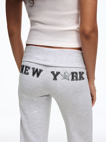 Bershka Levenevä Housut värissä harmaa