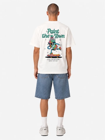 loyal T-Shirt mit kleinem Front-Print in Regular Fit in Weiß