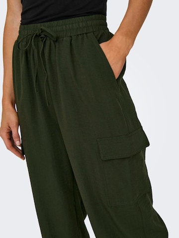 Effilé Pantalon cargo 'Katinka' ONLY en vert