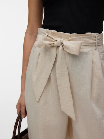Wide leg Pantaloni con pieghe 'SYDNEY' di VERO MODA in beige