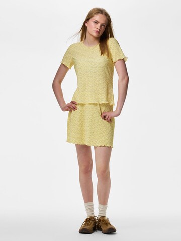 Maglietta di PIECES in giallo