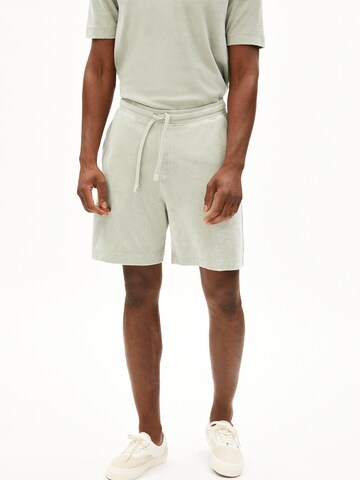 Regular Pantalon 'Oraan Terry' ARMEDANGELS en vert : devant