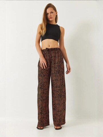 Bianco Lucci - Perna larga Calças em preto