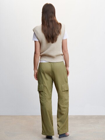 Effilé Pantalon cargo 'Oli' MANGO en vert