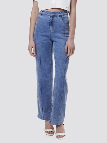 Influencer Flared Jeans ' Piping' i blå: framsida