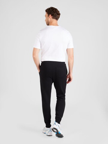 Effilé Pantalon Lyle & Scott en noir