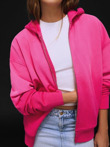 Hanorac de la Bershka pe roz