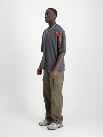 ALPHA INDUSTRIES Футболка в Серый
