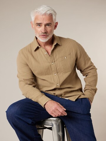 Coupe regular Chemise business 'Dorus' Deeluxe en marron : devant