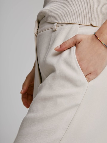Wide leg Pantaloni con piega frontale 'Daliah' di A LOT LESS in bianco