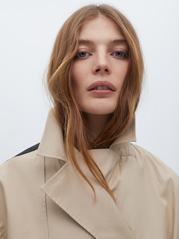 Cappotto di mezza stagione di Lola Casademunt in beige