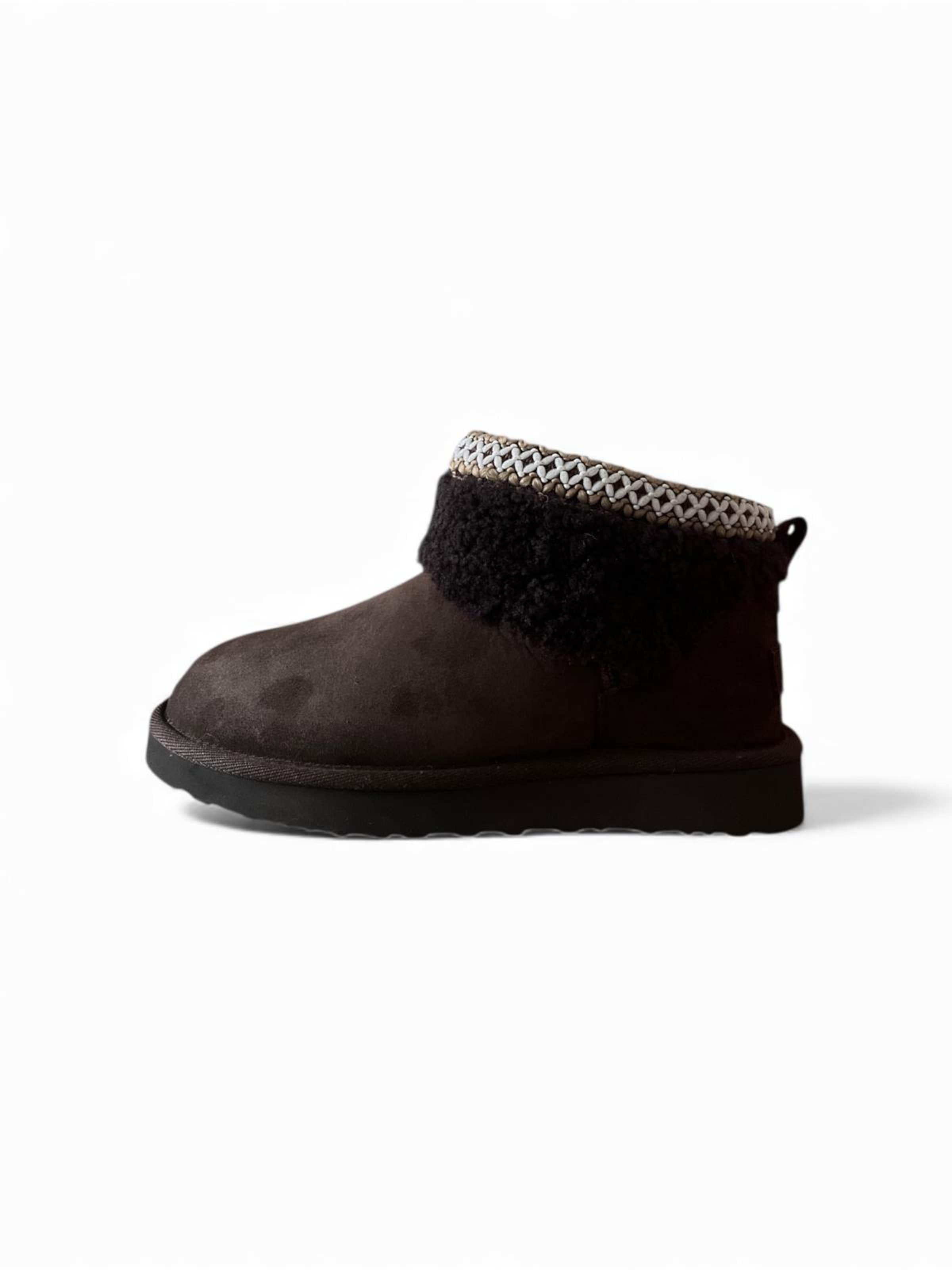 Begoria Boots in Brown: front