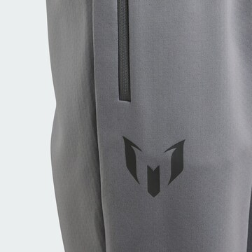 ADIDAS PERFORMANCETapered Sportske hlače 'Messi' - siva boja