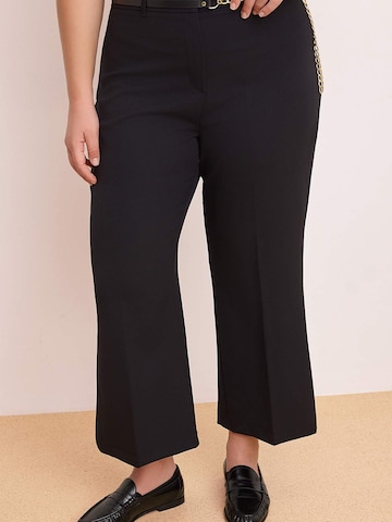 évasé Pantalon à plis Trendyol Curve en noir : devant