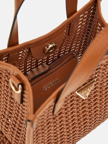 GUESS Handtasche 'Brigitta' in Braun