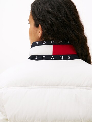 Tommy Jeans Φθινοπωρινό και ανοιξιάτικο μπουφάν 'ESS' σε λευκό