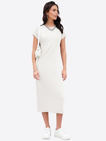 Rochie de la Imily Bela pe alb