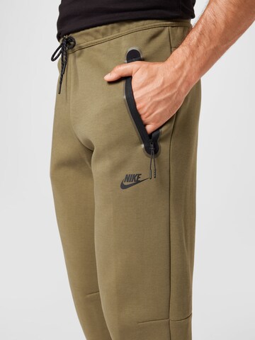 Regular Pantaloni de la Nike Sportswear pe verde