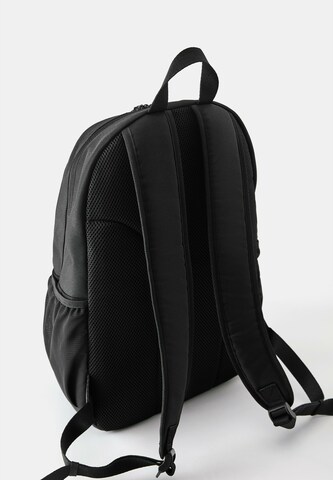 Pull&Bear Reppu värissä musta