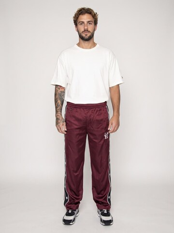 Baggy Pantaloni 'M' x Freddy Gibbs Track Pant' di HUF in rosso: frontale