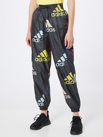 Loosefit Pantaloni sportivi 'Essentials Multi-Colored Logo Loose Fit ' di ADIDAS SPORTSWEAR in grigio: frontale