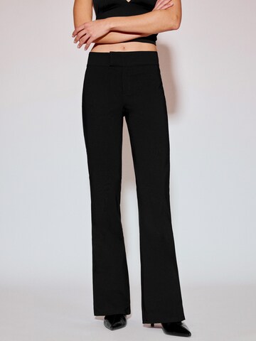 Pull&BearBootcut/trapezice Hlače - crna boja: prednji dio