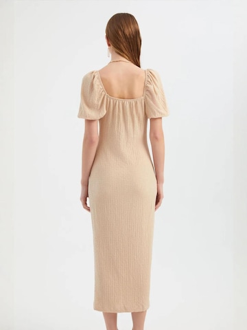 Abito di Hiccup in beige