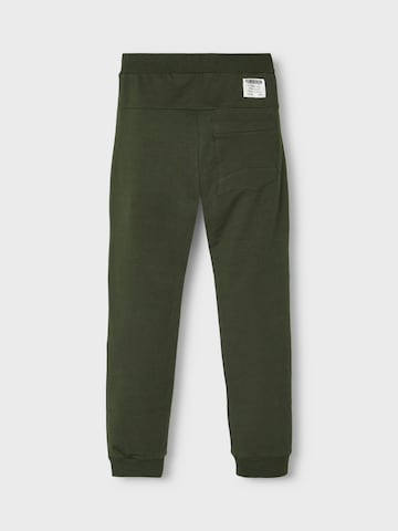 NAME IT Tapered Nadrág 'Honk' - zöld