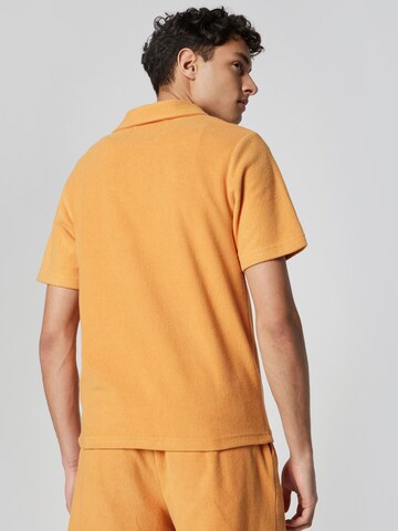 ABOUT YOU x Jaime Lorente - Camisa 'Milo' em laranja