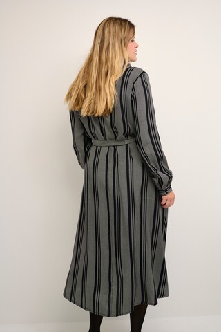 Robe-chemise 'Olivia' KAFFE CURVE en gris