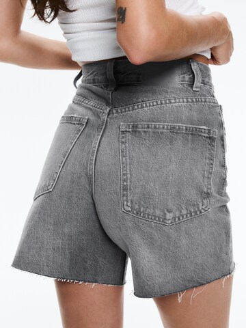 Pull&Bear Ohlapna forma Kavbojke | siva barva