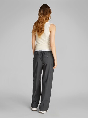 Calvin Klein Zvonové kalhoty Kalhoty se sklady v pase – šedá