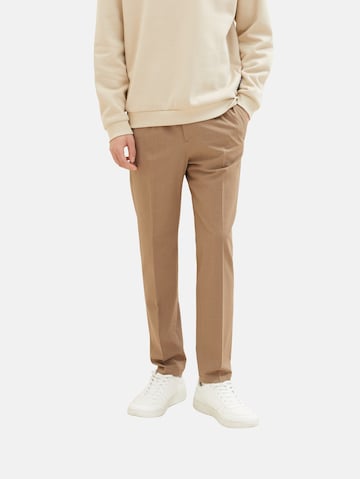 Regular Pantalon à plis TOM TAILOR DENIM en marron : devant