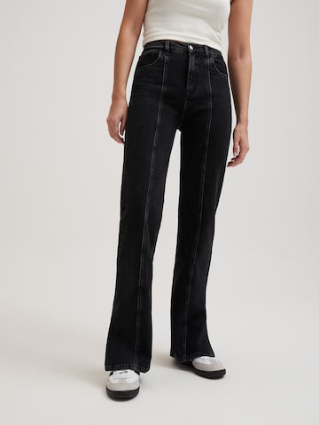 RÆRE by Lorena Rae Flared Jeans 'Tania Tall' in Grijs: voorkant