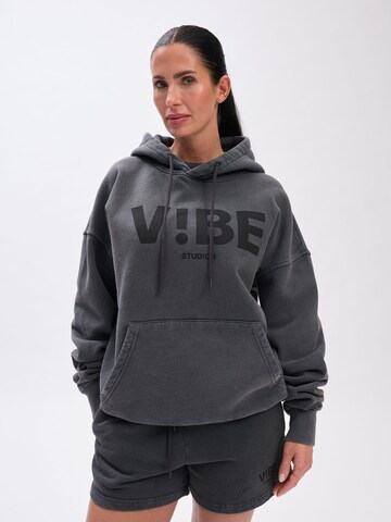 V!BE STUD!OS Sweatshirt in Black