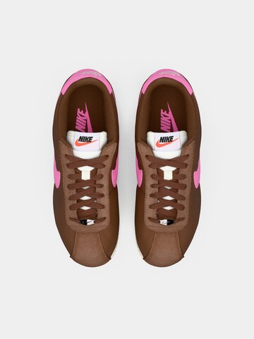 Baskets basses 'CORTEZ' Nike Sportswear en marron : derrière