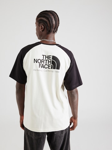 THE NORTH FACE T-shirt 'HERITAGE' i vit: framsida