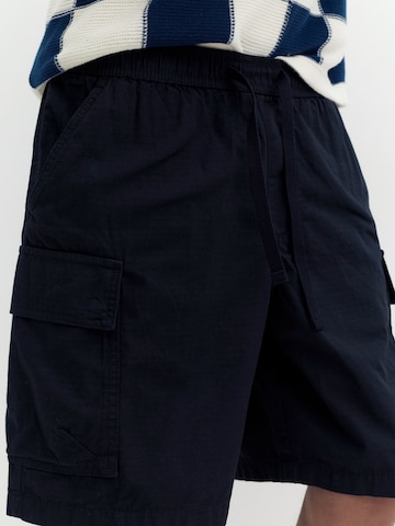 Pull&Bear Loosefit Gargohousut värissä musta