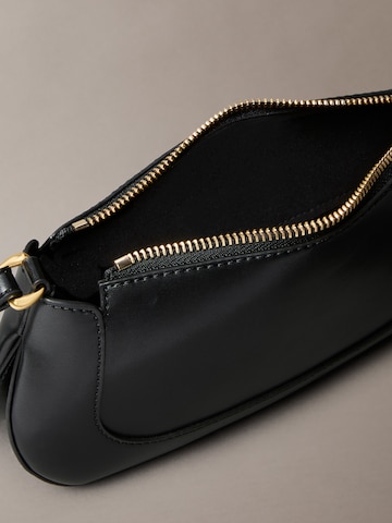 Calvin Klein - Bolso de hombro en negro