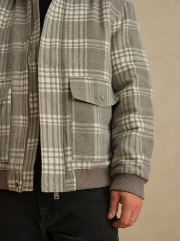 DAN FOX APPAREL Jacke 'Taylan' in Grau