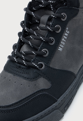 Bottines à lacets 'Rhonda' MUSTANG en noir