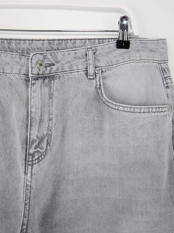 Trendyol Curve - Pierna ancha Vaquero en gris
