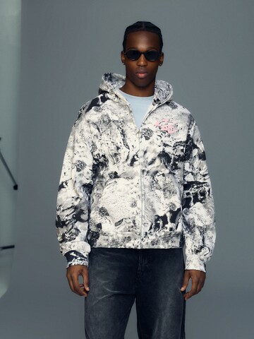 Bershka Collegetakki värissä harmaa: etupuoli