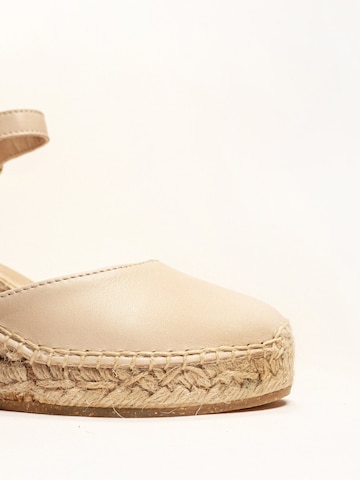 Alhamas Sandalen met riem 'Alpargata Cuña 7 cm' in Beige