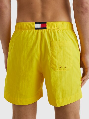 TOMMY HILFIGER Badeshorts in Gelb