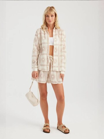 Hiccup Set: Bluse und Shorts in Beige