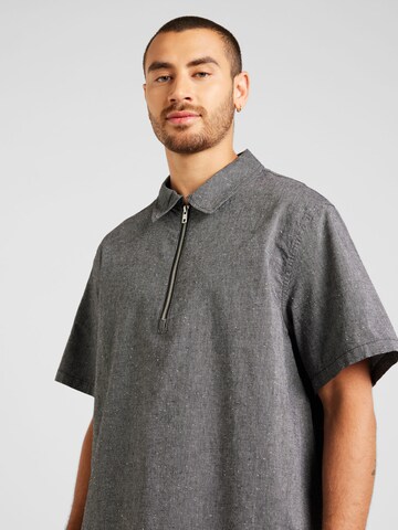 WEEKDAY - Camiseta 'Dejan' en negro