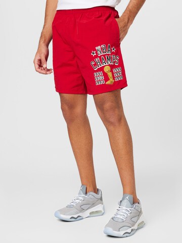 Regular Pantaloni de la Mitchell & Ness pe roșu: față