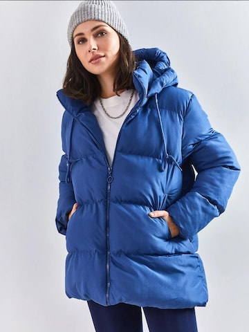 Giacca invernale di Bianco Lucci in blu: frontale