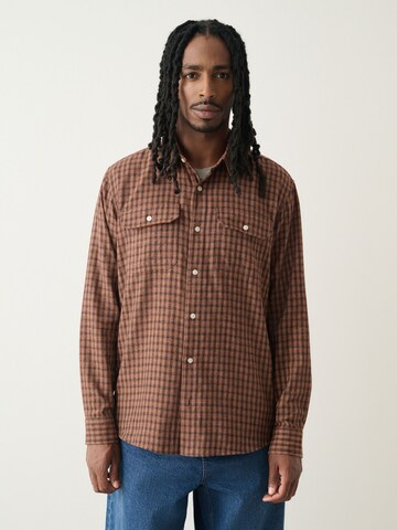 Next Regular fit Skjorta i brun: framsida